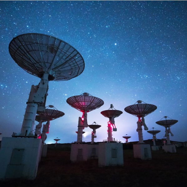 radio-telescope-at-night