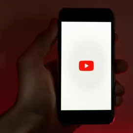 YouTube testing new lock screen functionality for Premium users